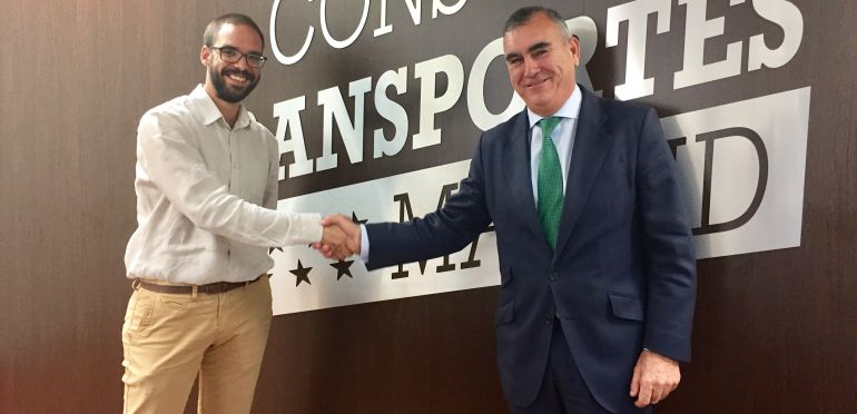 El gerente de la EMT, Álvaro Fernández de Heredia (izquierda), y el del Consorcio Regional de Transportes, Alfonso Sánchez, este miércoles. El gerente de la EMT, Álvaro Fernández de Heredia (izquierda), y el del Consorcio Regional de Transportes, Alfonso Sánchez, este miércoles.