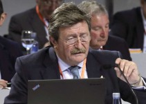 Pedro Calparsoro sustituye a Larrea