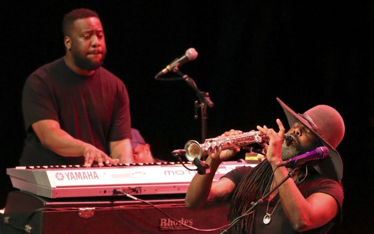 El pianista estadounidense, Robert Glasper, acompañado por el saxo, Casey Benjamin, durante su actuación en la cuarta jornada de la 52 edición del Festival de Jazz de San Sebastián. El pianista estadounidense, Robert Glasper, acompañado por el saxo, Casey Benjamin, durante su actuación en la cuarta jornada de la 52 edición del Festival de Jazz de San Sebastián.