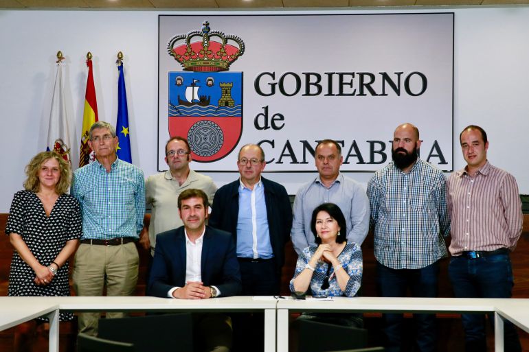 Eva Bartolomé, acompañada de los alcaldes y representantes municipales afectados. Eva Bartolomé, acompañada de los alcaldes y representantes municipales afectados.