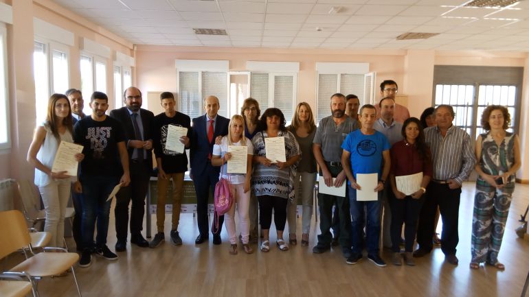 Alumnos, profesores y políticos posan tras el acto de la entrega de diplomas Alumnos, profesores y políticos posan tras el acto de la entrega de diplomas