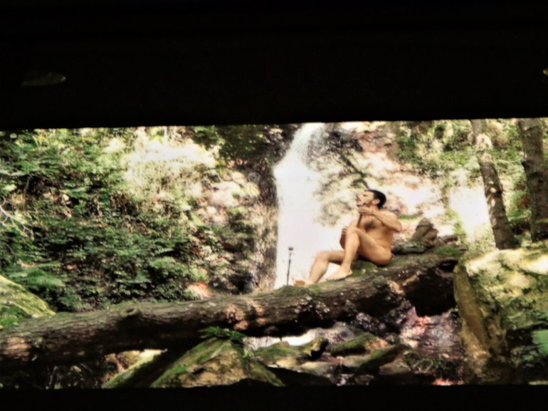 Imagen del vídeo de Rodrigo Cuevas desnudo para el stand de Oviedo en la Feria Imagen del vídeo de Rodrigo Cuevas desnudo para el stand de Oviedo en la Feria