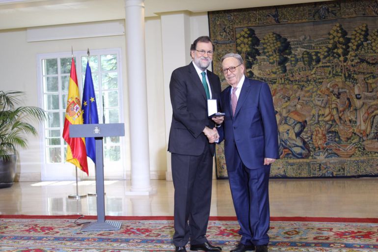 Alberto Cándido López recibe la medalla del presidente del Gobierno Mariano Rajoy Alberto Cándido López recibe la medalla del presidente del Gobierno Mariano Rajoy