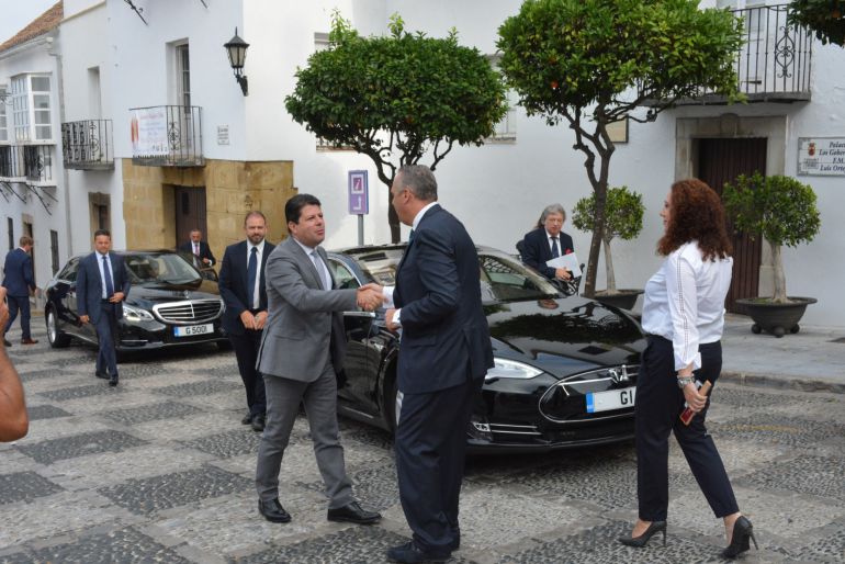Fabian Picardo saluda a Ruiz Boix, a su llegada a la ponencia que tuvo lugar en San Roque. Fabian Picardo saluda a Ruiz Boix, a su llegada a la ponencia que tuvo lugar en San Roque.