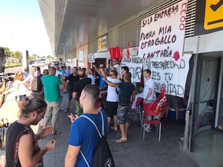 Los sindicatos reprochan a Aena que se haya desentendido del conflicto Los sindicatos reprochan a Aena que se haya desentendido del conflicto