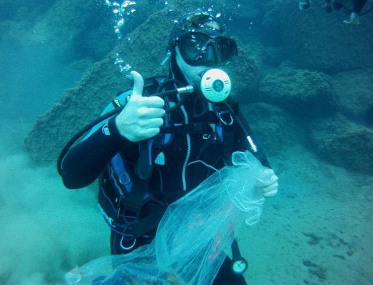 Un submarinista colabora en la limpieza de los fondos marinos Un submarinista colabora en la limpieza de los fondos marinos