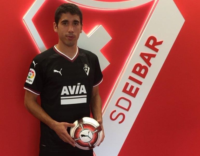 Jose Angel posa delante del escudo del Eibar Jose Angel posa delante del escudo del Eibar