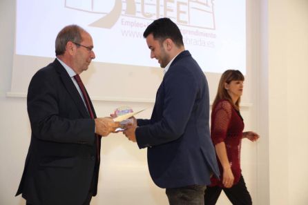 El alcalde de Fuenlabrada entregando el premio a Adrián Domínguez El alcalde de Fuenlabrada entregando el premio a Adrián Domínguez
