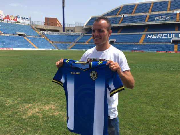 Juli posa sobre el césped del Rico Pérez Juli posa sobre el césped del Rico Pérez