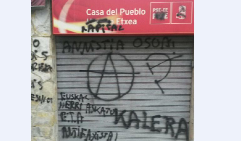 Pintadas insultantes en la casa del pueblo de Sopela Pintadas insultantes en la casa del pueblo de Sopela