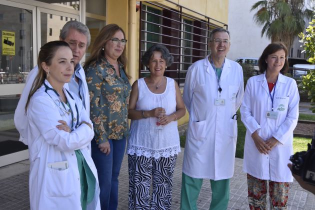 Responsables del Hospital Reina Sofía, la delegación de Salud y la madre de Alejandro, María Teresa Losada. Responsables del Hospital Reina Sofía, la delegación de Salud y la madre de Alejandro, María Teresa Losada.