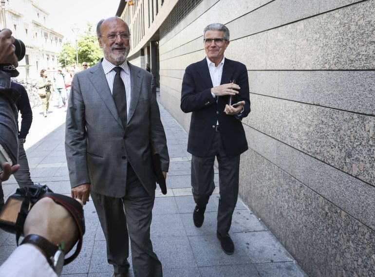 Javier León, junto a Manuel Sánchez, el día que prestó declaración en el Juzgado de Instrucción número 4 Javier León, junto a Manuel Sánchez, el día que prestó declaración en el Juzgado de Instrucción número 4