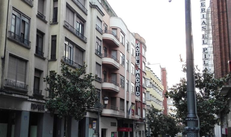 Fachada del hotel, en la avenida de la Puebla Fachada del hotel, en la avenida de la Puebla