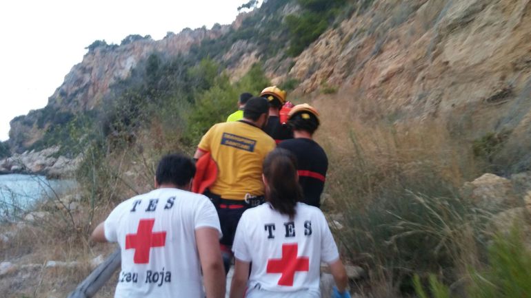 Momento de la evacuación del joven herido en Xàbia. Momento de la evacuación del joven herido en Xàbia.
