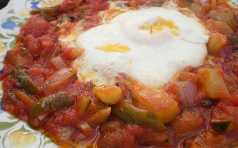 Aunque adopta diferentes nombres según la región donde se cocine, la sanfaina o pisto tiene los ingredientes de la huerta mediterranea del verano y acompaña a muchos platos o se convierte en un plato en sí mismo. Aunque adopta diferentes nombres según la región donde se cocine, la sanfaina o pisto tiene los ingredientes de la huerta mediterranea del verano y acompaña a muchos platos o se convierte en un plato en sí mismo.