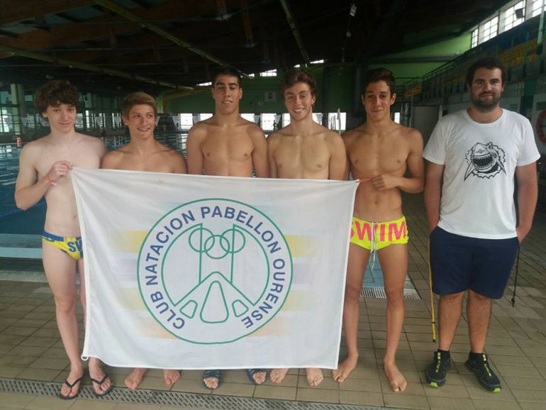 Los cinco nadadoresb del Club Pabellón Ourense, con su entrenador Dani Toro, en los campeonatos de España en Terrasa 2017 Los cinco nadadoresb del Club Pabellón Ourense, con su entrenador Dani Toro, en los campeonatos de España en Terrasa 2017