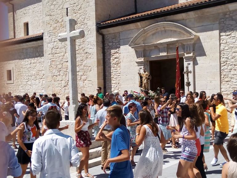 Vecinos bailando a Santo Domingo en la procesión del pasado año Vecinos bailando a Santo Domingo en la procesión del pasado año