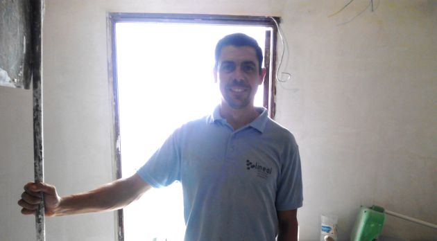 Pedro es obrero de la construcción y tiene programadas varias obras de reforma este verano Pedro es obrero de la construcción y tiene programadas varias obras de reforma este verano