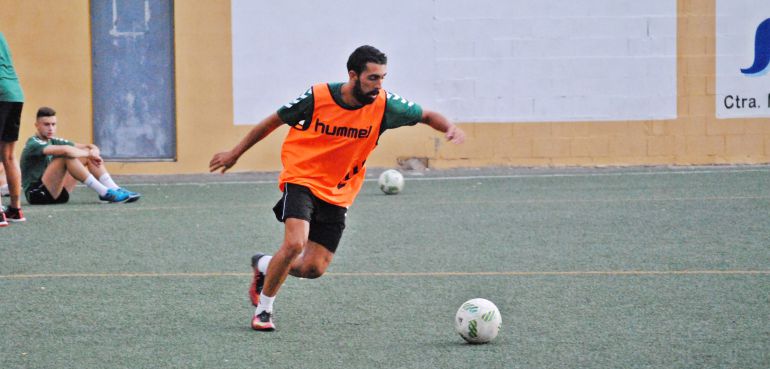 El jugador de la UB Conquense, Carlos Bravo, en un entrenamiento El jugador de la UB Conquense, Carlos Bravo, en un entrenamiento