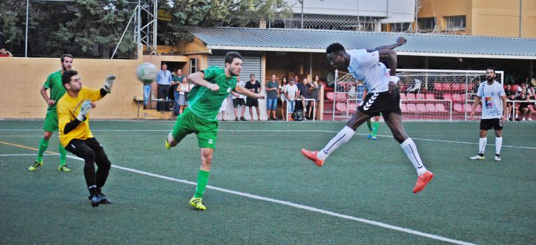Adibe cabecea consiguiendo el 3-2 para el Conquense Adibe cabecea consiguiendo el 3-2 para el Conquense
