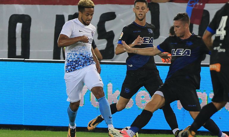 Vigaray y Burgui tratan de arrebatar la pelota a Theo Bongonda en el Medical Park Arena. Vigaray y Burgui tratan de arrebatar la pelota a Theo Bongonda en el Medical Park Arena.
