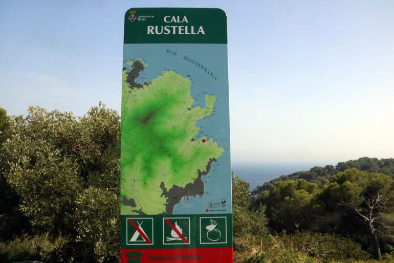El cartel que indica la bajada hacia Cala Rustella El cartel que indica la bajada hacia Cala Rustella