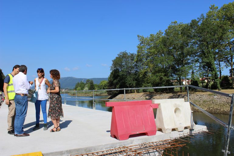 El alcalde y la delegada de Obras sobre voladizo peatonal, todavía en construcción.