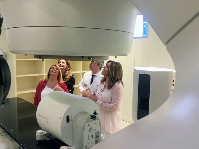 Susana Díaz y Mamen Sánchez durante la apertura del edificio de radioterapia Susana Díaz y Mamen Sánchez durante la apertura del edificio de radioterapia