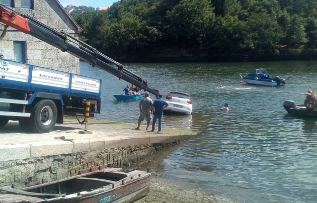 Cae un coche a la Ría de Pontevedra en Ponte Sampaio, después de que su dueño lo dejase en una rampa sin frenos: Susto en Ponte Sampaio Cae un coche a la Ría de Pontevedra en Ponte Sampaio, después de que su dueño lo dejase en una rampa sin frenos: Susto en Ponte Sampaio