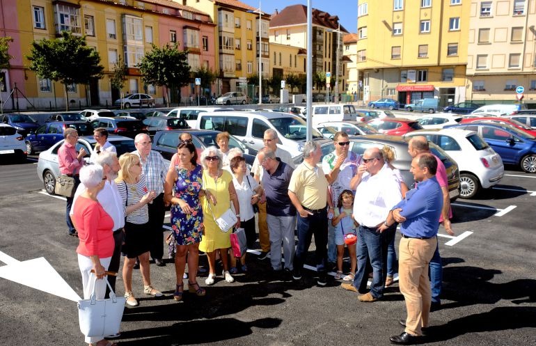 La alcaldesa se fotografía junto a los vecinos en el momento de la inauguración. La alcaldesa se fotografía junto a los vecinos en el momento de la inauguración.