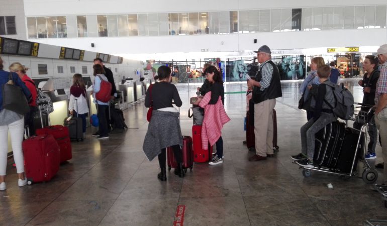 Turistas, haciendo cola en el aeropuerto de Alicante. Turistas, haciendo cola en el aeropuerto de Alicante.