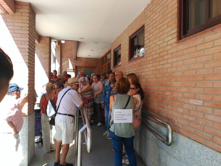 La madre arandina que reclama la vuelta de sus hijos al domicilio familiar se vio arropada en los juzgados por familiares y amigos La madre arandina que reclama la vuelta de sus hijos al domicilio familiar se vio arropada en los juzgados por familiares y amigos