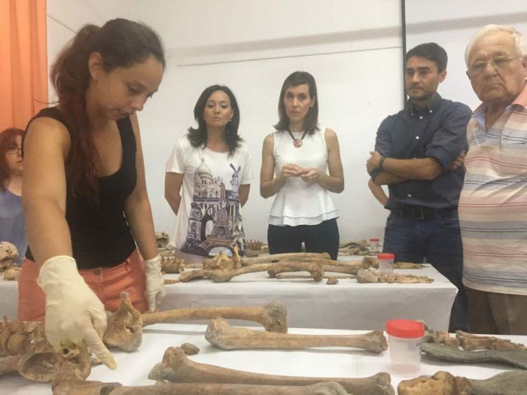 Autoridades con los técnicos encargados del trabajo de exhumación en Monturque. Autoridades con los técnicos encargados del trabajo de exhumación en Monturque.