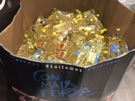 Parte de las botellas de aceite donadas por los niños en la campaña del CD Lugo Parte de las botellas de aceite donadas por los niños en la campaña del CD Lugo