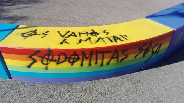 Pintadas con amenazas contra el colectivo LGTBI en Torrelodones Pintadas con amenazas contra el colectivo LGTBI en Torrelodones