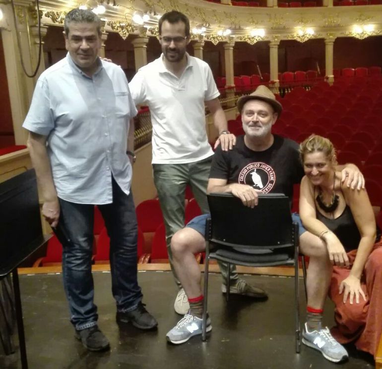 Pablo Carbonell, sentado, actuará en el Principal de Maó el 23 de agosto con el apoyo de Ràdio Menorca-Cadena SER. Pablo Carbonell, sentado, actuará en el Principal de Maó el 23 de agosto con el apoyo de Ràdio Menorca-Cadena SER.