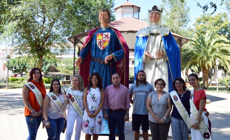 Las figuras gigantes de Alfonso X El Sabio y Violante de Aragón desfilarán en las Ferias de Ciudad Real Las figuras gigantes de Alfonso X El Sabio y Violante de Aragón desfilarán en las Ferias de Ciudad Real