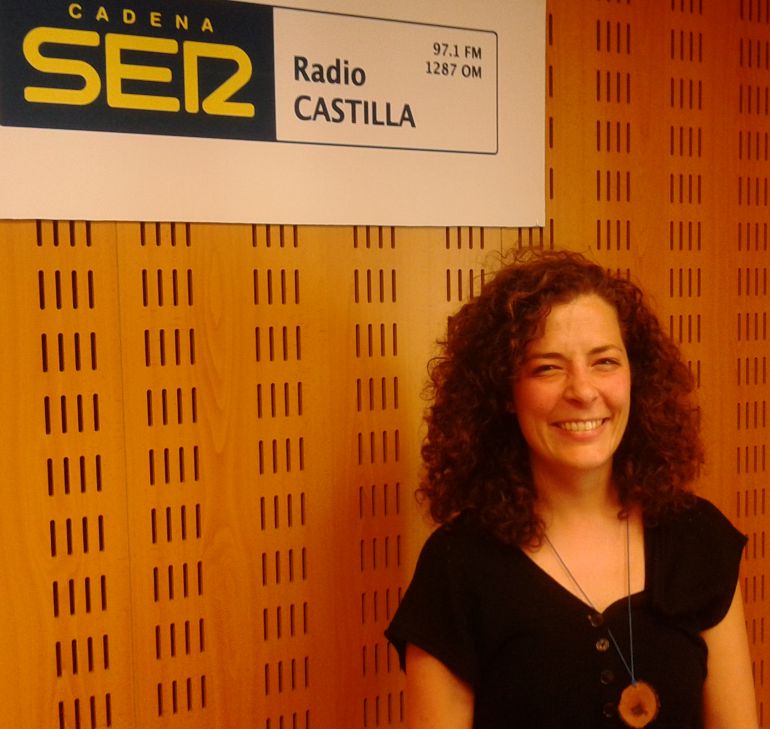 Una mujer a un violín pegada Una mujer a un violín pegada