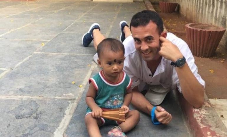 Francisco Pedrosa junto con un niño en la India Francisco Pedrosa junto con un niño en la India