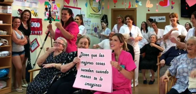 Imagen del flashmob con los trabajadores y ancianos del Residencial Cervantes de Villamayor de Santiago (Cuenca). Imagen del flashmob con los trabajadores y ancianos del Residencial Cervantes de Villamayor de Santiago (Cuenca).