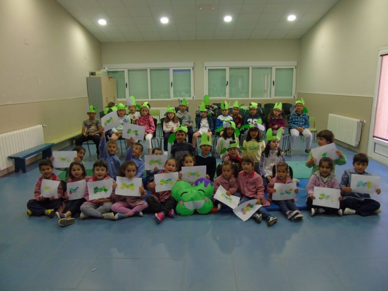 Los alumnos del CRA El Carracillo muestran los dibujos de la mascota creada para el proyecto 'Lo raro sería ser todos iguales' Los alumnos del CRA El Carracillo muestran los dibujos de la mascota creada para el proyecto 'Lo raro sería ser todos iguales'