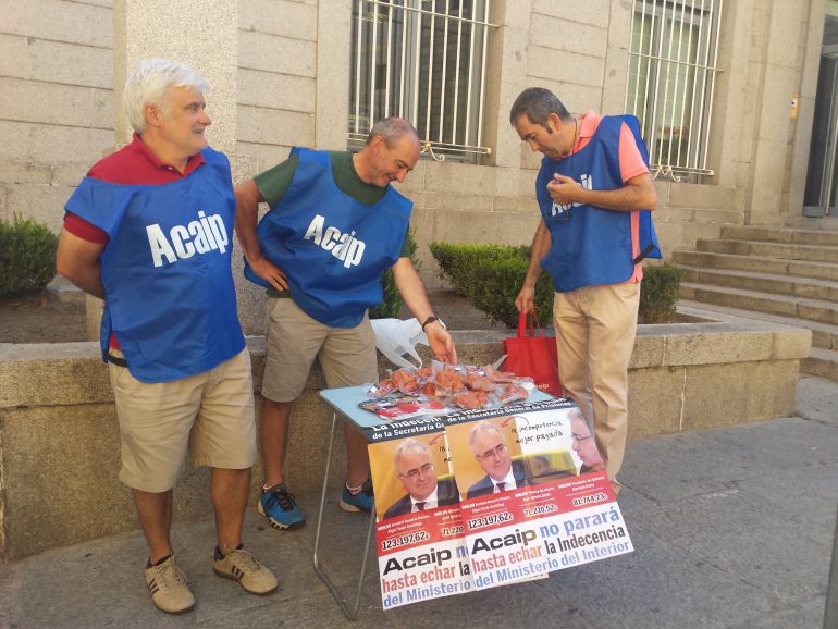 ACAIP Segovia reparte chorizos ante la Subdelegación del Gobierno ACAIP Segovia reparte chorizos ante la Subdelegación del Gobierno