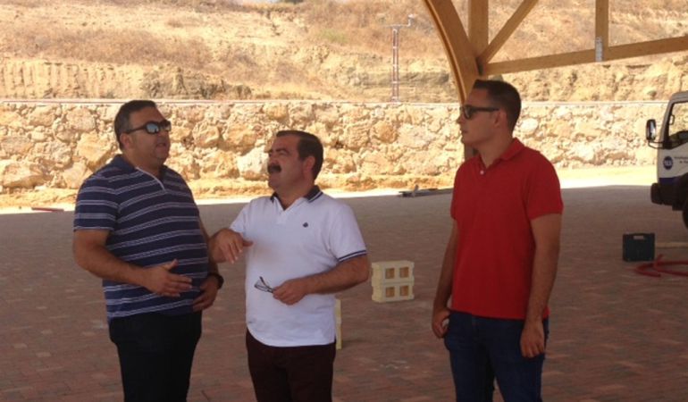 Diputado y alcalde visitando el espacio cubierto del ferial Diputado y alcalde visitando el espacio cubierto del ferial