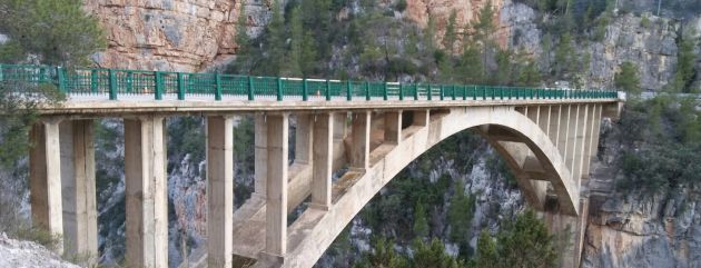 El puente luce ya la barandilla recién pintada. El puente luce ya la barandilla recién pintada.