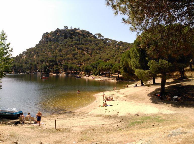 Bañistas en el embalse de San Juan de San Martín de Valdeiglesias Bañistas en el embalse de San Juan de San Martín de Valdeiglesias