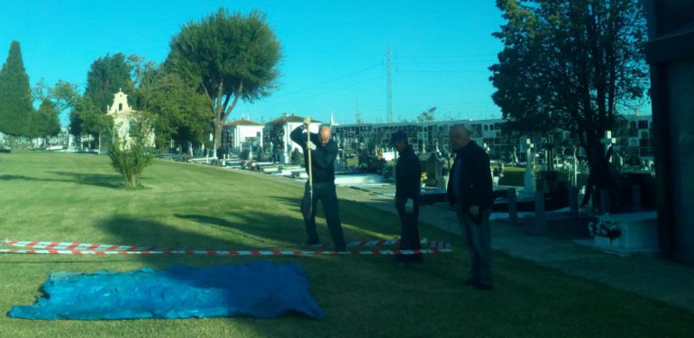 Imagen de archivo del inicio de las catas para encontrar a Pedro Masera en el cementerio de Huelva. 
