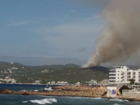 La columna de humo se divisa desde kilómetros de distancia La columna de humo se divisa desde kilómetros de distancia