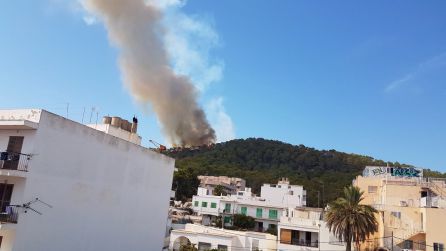 La intensa columna de humo se ve desde kilómetros de distancia La intensa columna de humo se ve desde kilómetros de distancia