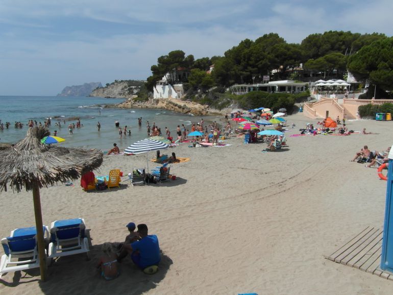 Turistas en la playa de Moraira. Turistas en la playa de Moraira.