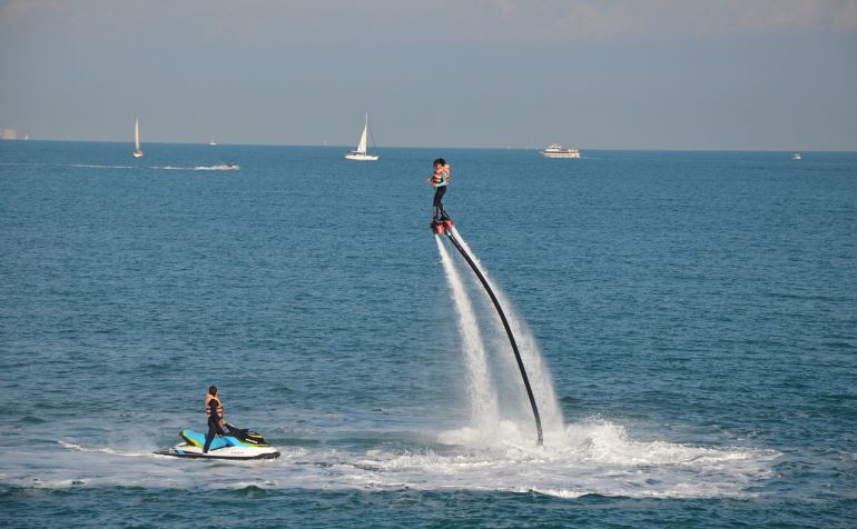 Las motos acuáticas no son una novedad en la oferta de actividades náuticas, pero con la variante del flyboard y las excursiones por la costa sur de Ciutadella, están entre lo más demandado por los turistas que vienen a Menorca. Las motos acuáticas no son una novedad en la oferta de actividades náuticas, pero con la variante del flyboard y las excursiones por la costa sur de Ciutadella, están entre lo más demandado por los turistas que vienen a Menorca.